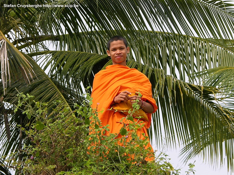 Stung Treng - monnik Jonge monnik langs de oevers van de Mekong rivier nabij de stad Stung Treng. Stefan Cruysberghs
